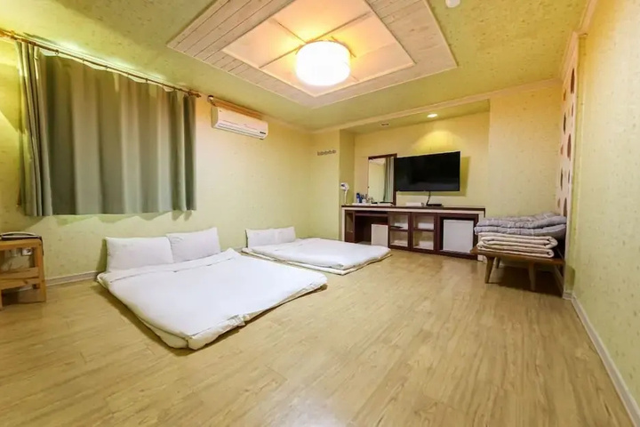 Room 4 of 14