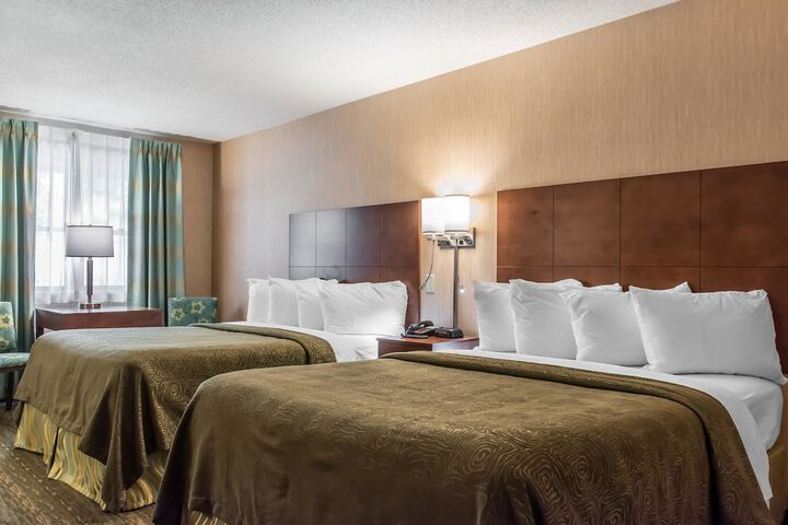 2 Queen Beds (8 of 13)
