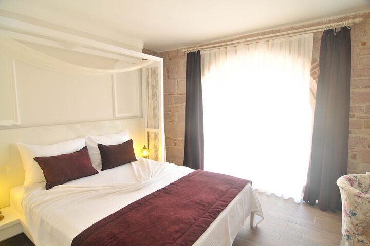 Room 3 of 73