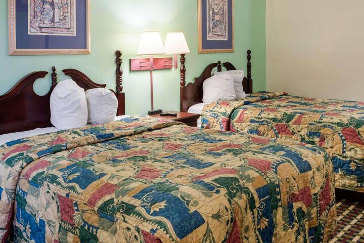 2 Double Beds (6 of 9)