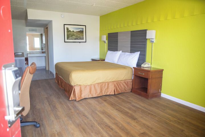 1 King Bed (6 of 8)