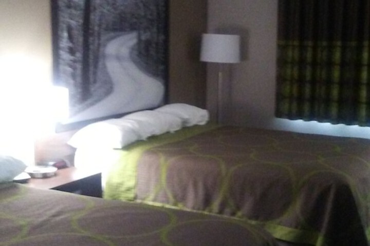 2 Queen Beds (7 of 10)