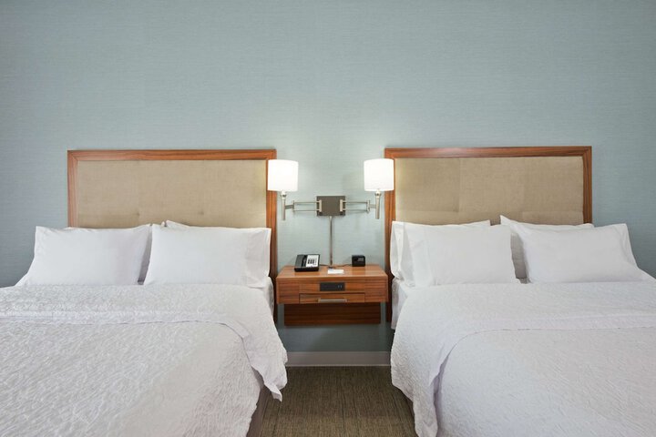 2 Queen Beds Mobility Accessible with Tub (4 of 6)