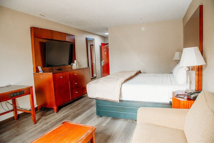 1 King Bed (1 of 17)
