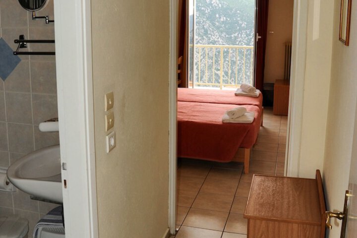 Room 27 of 82