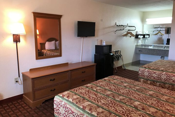 Basic 2 Double Beds (2 of 11)