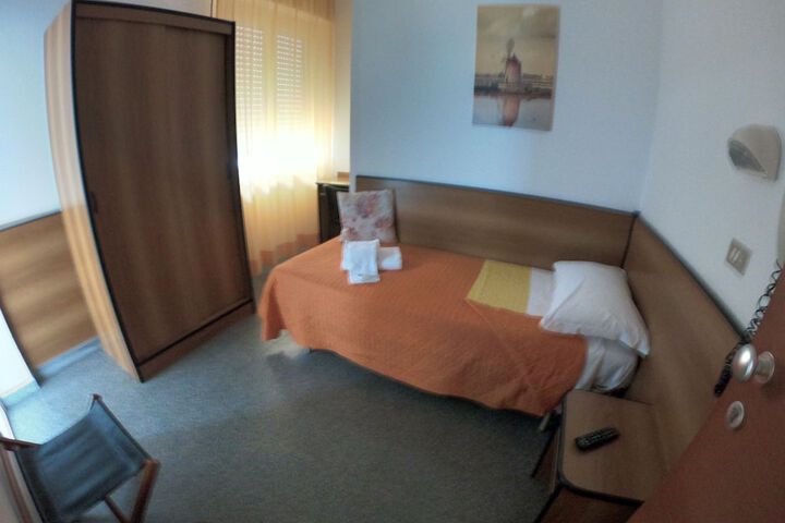 Room 4 of 34