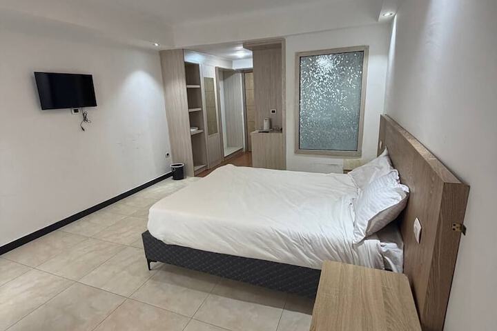 Room 9 of 33