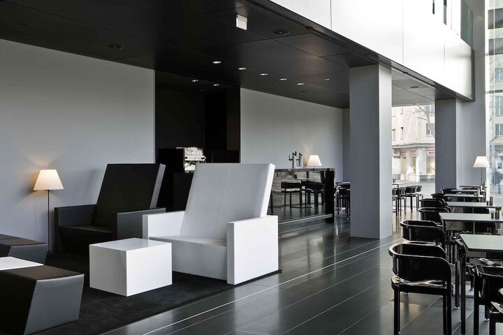 Lounge 147 of 193