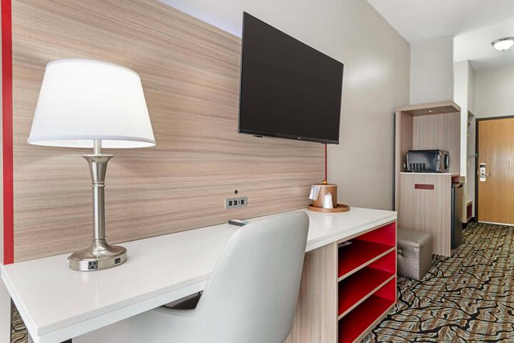 1 King Bed Microwave and Refrigerator WiFi Full Breakfast (16 of 23)