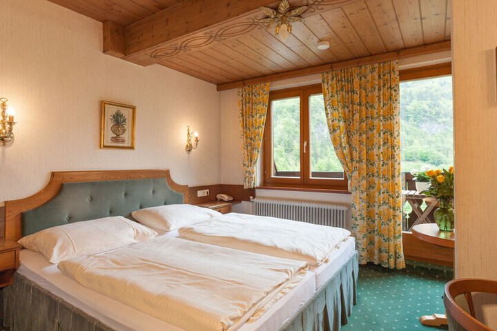 Room 4 of 98