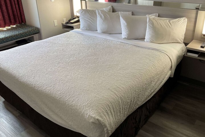 1 King Bed (9 of 12)