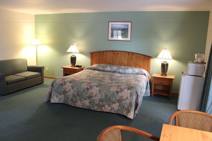 Pine Country Economy King Bed Pet Friendly (16 of 31)