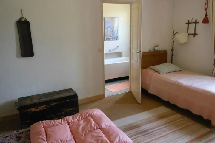 Room 4 of 9