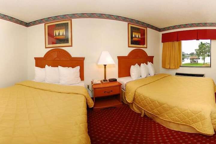 1 Queen Bed (10 of 13)