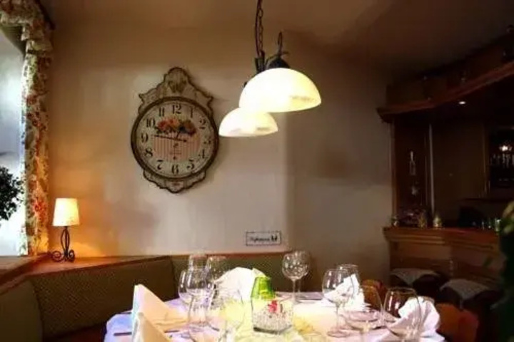 Dining 11 of 21