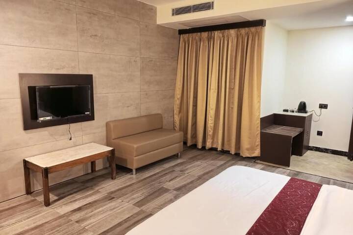 Room 4 of 16