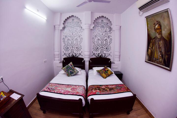 Room 11 of 18