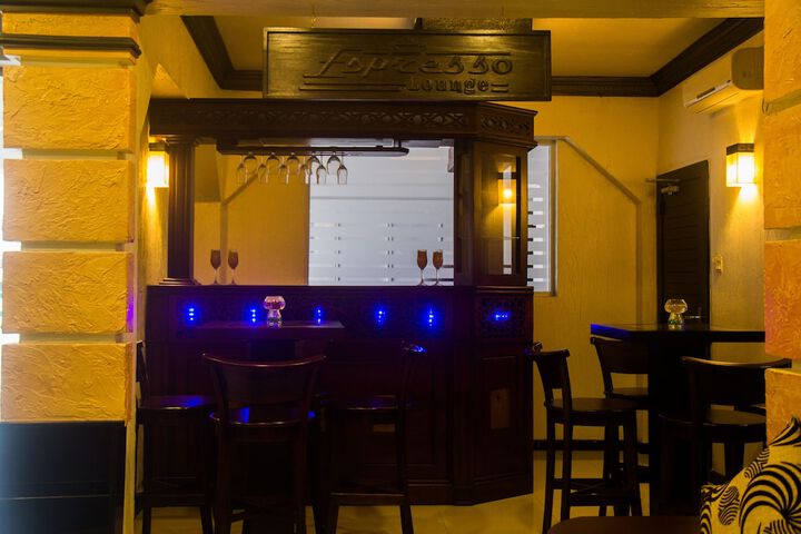 Lounge 45 of 48