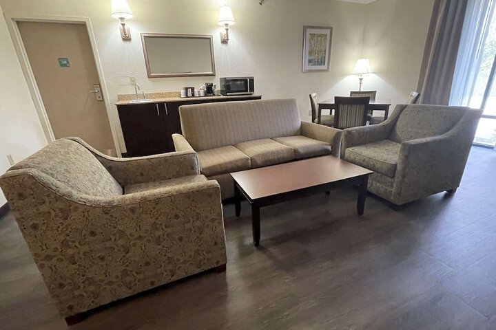 1 Queen Bed Accessible (44 of 46)