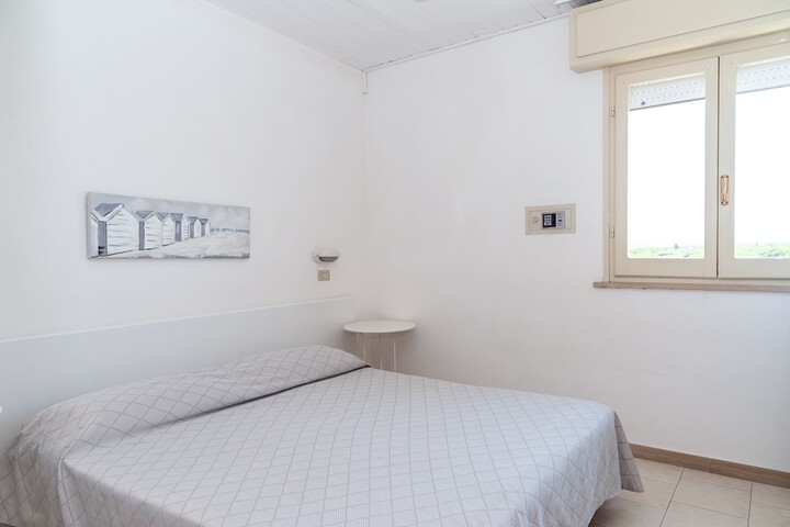 Room 12 of 37