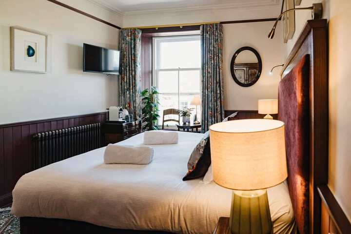 Room 42 of 146