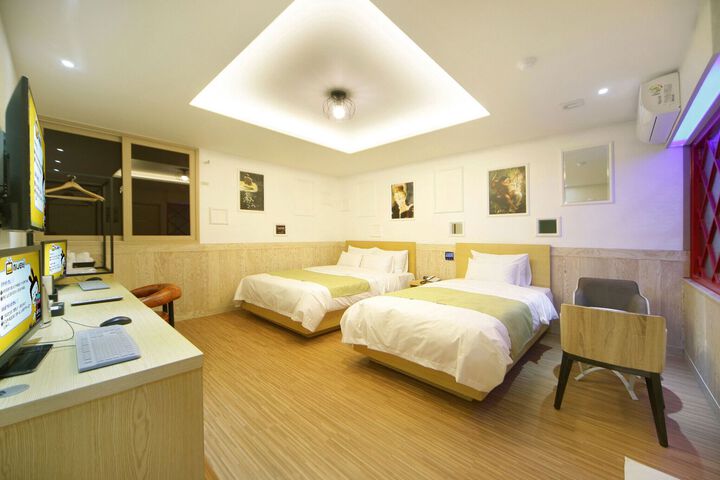 Room 13 of 29