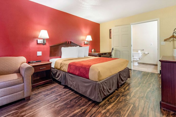 1 Queen Bed (9 of 19)