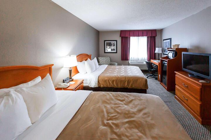 1 Queen Bed (1 of 6)