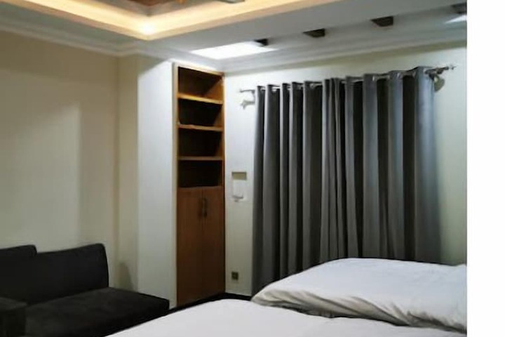 Room 4 of 9