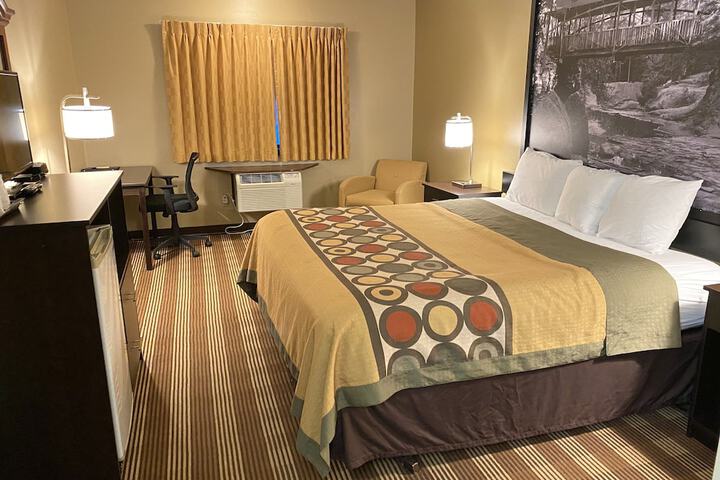2 Queen Beds Mobility Accessible Bathtub with Grab Bars (3 of 17)