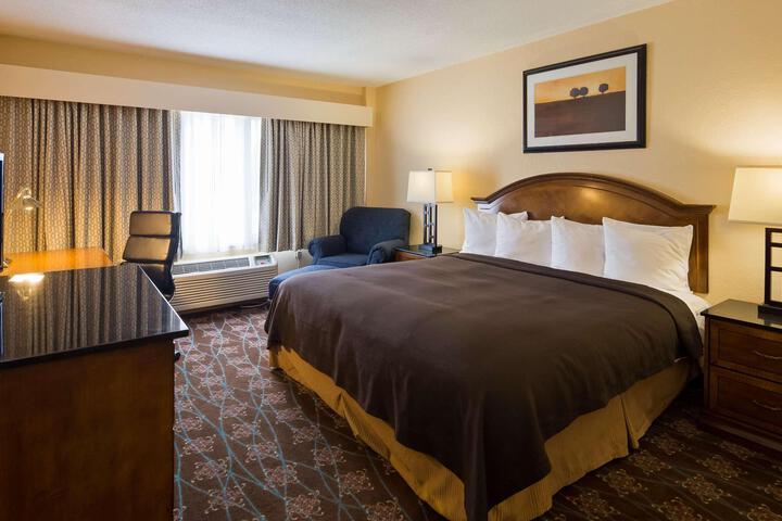 1 King Bed Whirlpool Sitting Area Work Desk WiFi Full Breakfast (8 of 12)