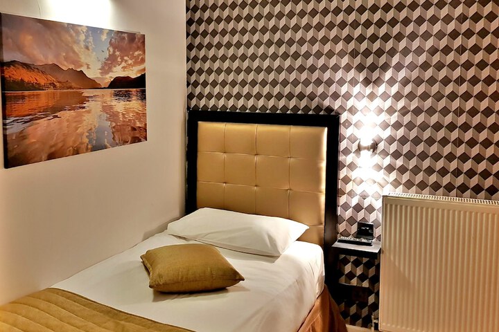 Room 12 of 120