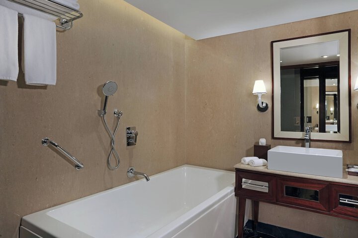 Room 32 of 71