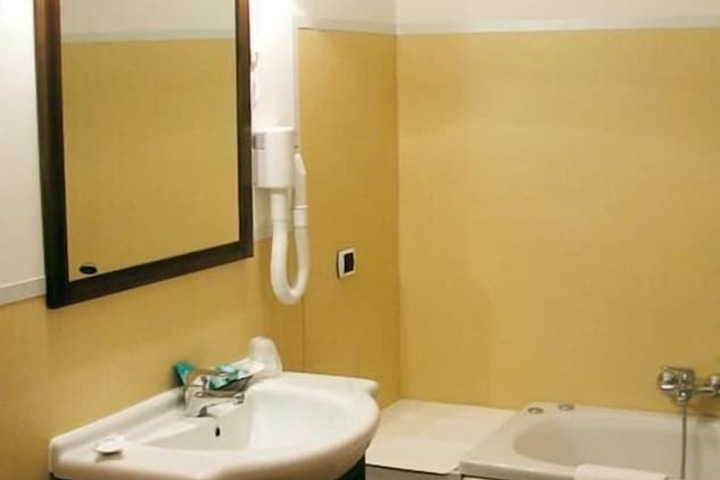 Room 6 of 14
