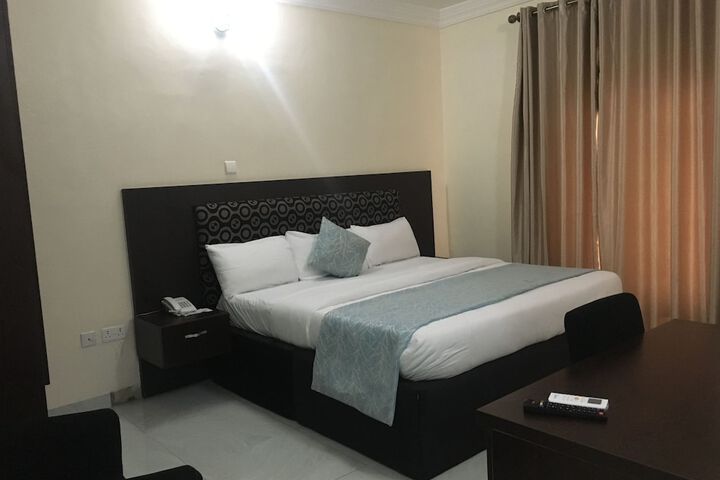 Room 4 of 40