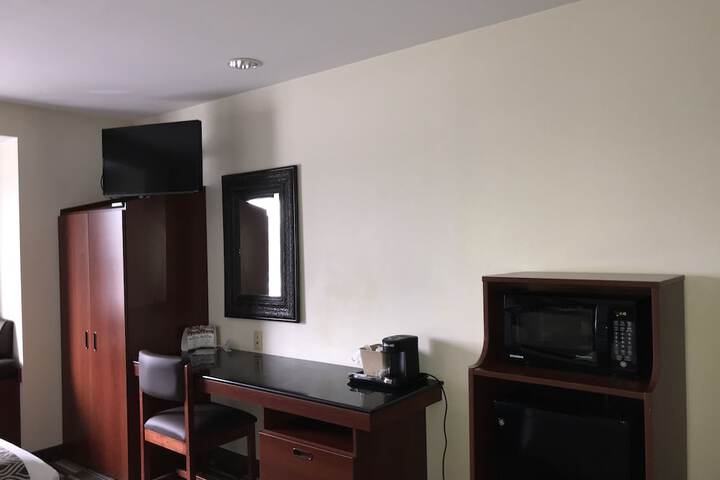 1 Queen Bed Accessible Room (26 of 54)