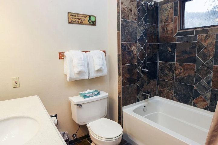 Room 6 of 10