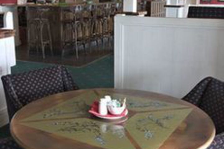 Lounge 21 of 27