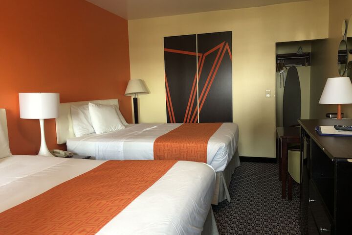 1 Queen Bed (6 of 18)