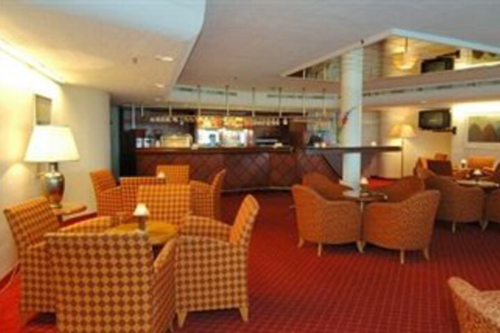 Lounge 6 of 15