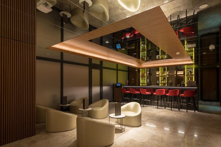 Lounge 91 of 104