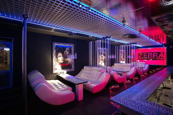 Lounge 37 of 39