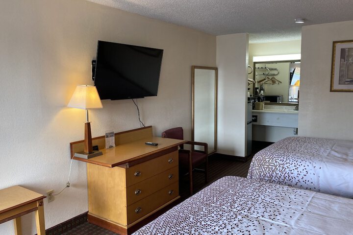 1 Queen Bed (7 of 20)