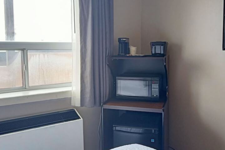 1 Queen Bed (2 of 33)