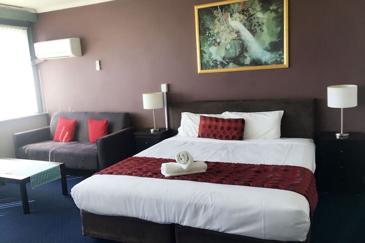 Room 8 of 33