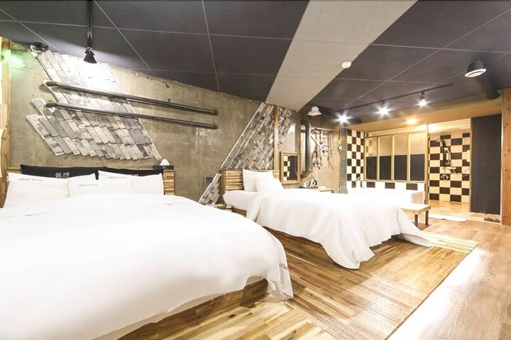 Room 6 of 34