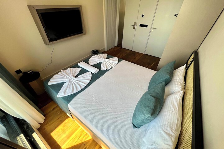 Room 4 of 25