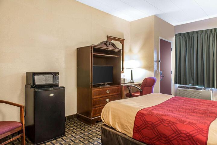 1 Queen Bed (4 of 5)