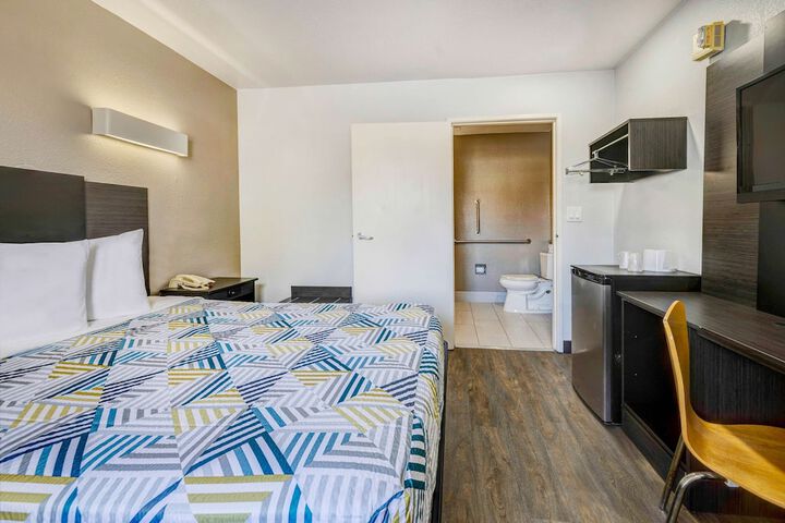 1 Queen Bed (3 of 13)
